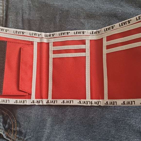 Levi's Brand Velcro Wallet in Collectable Tin - Picture 2 of 6
